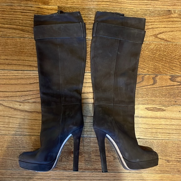 Gucci Black Heeled Boots with Gold Buckle - Picture 2 of 14